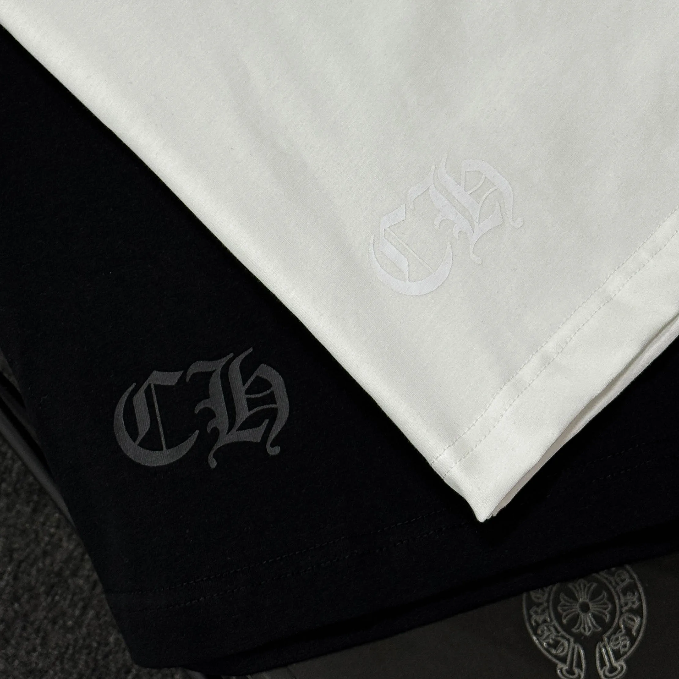 P170 Chrome Hearts 25 high-end versions. The fabric is made of 300 grams of high-density pure cotton. It does not deform or shrink. It has three labels. It is the same style for men and women. Technology: suede foaming + digital printing. Color: white, black. SIZE: S-XL.